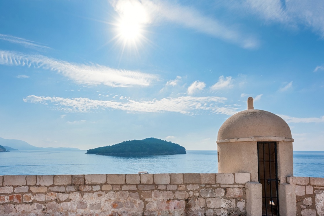 'Gun turret on old city walls of Dubrovnik city (Croatia) with island Lokrum in background.' - Dubrovník